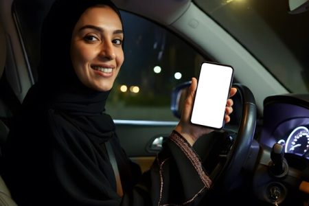woman-car-holding-iphone_914552-960 woman-car-holding-iphone_914552-960